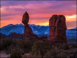 Skały Balanced Rock w Parku Narodowym Arches pod kolorowym niebem wschodzącego słońca