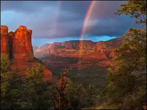 Chmury, Szczyty, Drzewa, Skały, Arizona, Stany Zjednoczone, Wilson Mountain, Sedona, Góry, Tęcza
