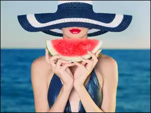 Dziewczyna w kapeluszu na tle morza
