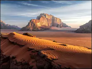Skały i wydmy piaskowe na pustyni Wadi Rum w Jordanii
