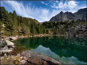 Chmury, Las, Drzewa, Jezioro, Pireneje, Andora, Góry, Estany Moreno, Kamienie, Niebo