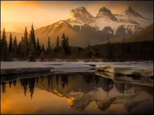 Canadian Rockies, Three Sisters, Drzewa, Góra, Odbicie, Kanada, Policeman Creek, Śnieg, Las, Rzeka, Alberta, Góry, Zima, Góry, Chmury