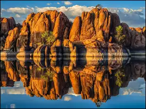 Rozświetlone formacje skalne odbite w Watson Lake w Prescott