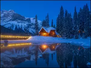 Jezioro, Góry, Oświetlony, Dom, Alberta, Zima, Emerald Lake, Kanada, Most, Park Narodowy Yoho, Drzewa