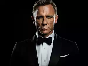 Daniel Craig w czarnym garniturze i białej koszuli z muszką