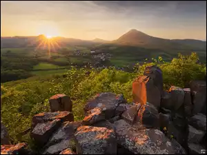 Skały, Głazy, Dolina, Promienie słońca, Rośliny, Góry