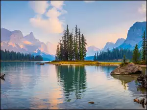 Widok na Wyspę Ducha na jeziorze Maligne Lake i góry