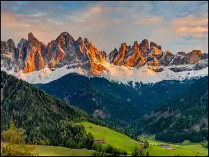 Wieś, Dolina, Domy, Val di Funes, Alpy, Chmury, Santa Maddalena, Góry, Lasy, Dolomity, Włochy