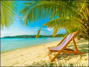 Leżak pod palmami namorskiej plaży w tropikach