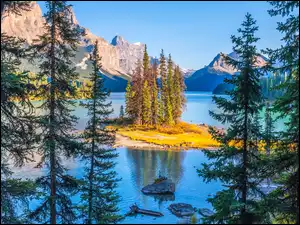 Park Narodowy Jasper, Góry, Alberta, Kanada, Drzewa, Wyspa Spirit Island, Jezioro Maligne Lake