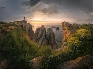 Wybrzeże, Skały, Błyskawica, Zachód słońca, Kantabria, Piorun, Costa Quebrada, Hiszpania, Chmury, Morze, Człowiek