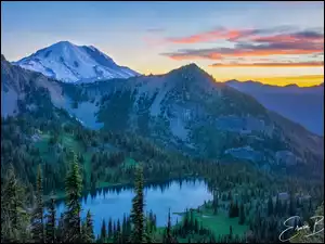 Zachód słońca, Tipsoo Lake, Las, Jezioro, Waszyngton, Stany Zjednoczone, Góra, Park Narodowy Mount Rainier, Mount Rainier, Drzewa