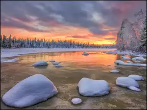 Drzewa, Rzeka, Ośnieżone, Zachód słońca, Kamienie, Zima