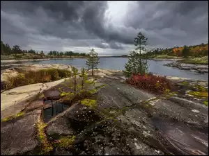 Ciemne chmury nad skałami i Jeziorem Ładoga