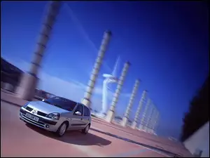 W tle Clio 2