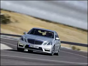 Mercedes Benz E63, Zakręt