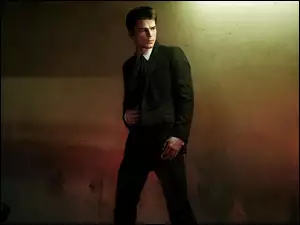 Josh Hartnett, czarny garnitur