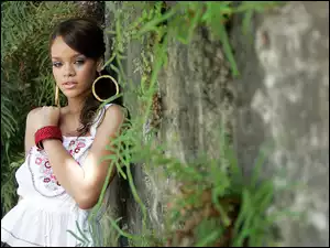 Robyn Rihanna przy drzewie