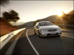 Zachód, Mercedes Benz E 63, Droga