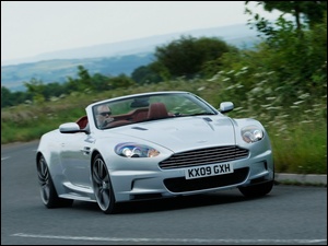 Zakręt, Aston Martin DBS Volante, Ostry