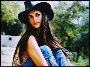 Penelope Cruz, Skórzany Kapelusz