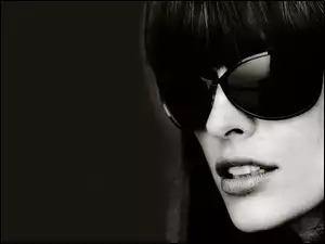 Milla Jovovich, Okulary