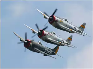 Trzy, P-47D Thunderbolt
