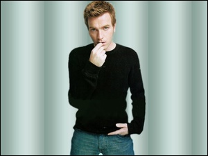 jeansy, Ewan McGregor, czarny sweterek