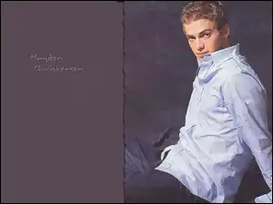 Hayden Christensen, jasna koszula