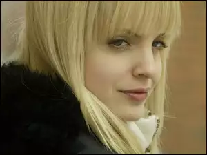 Mena Suvari, Blondynka