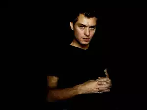 Jude Law, czarny t-shirt