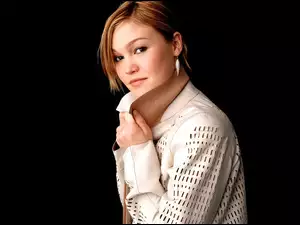 Julia Stiles, płaszcz, skórzany, biały