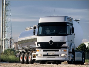 Ciągnik Mercedes
