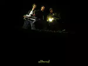 Altered, ciemno, latarka, postacie