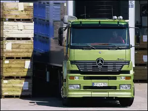Zielony TIR Mercedes