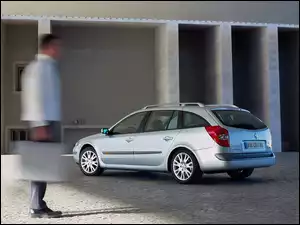 Facet z walizką, Laguna 3, Kombi