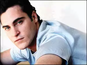 Joaquin Phoenix, jasna koszulka