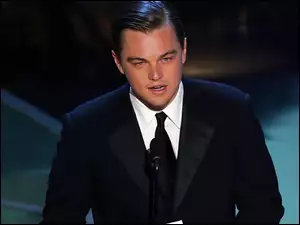 Leonardo DiCaprio, czarny garnitur