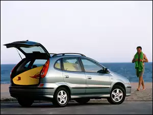 Almera Tino, Plaża