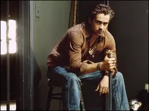 jeansy, Colin Farrell, brązowa koszula