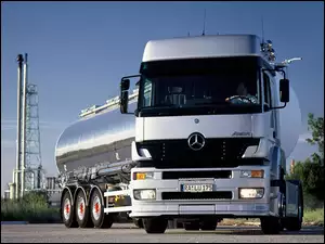 Srebny Ciągnik Mercedesa