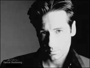 David Duchovny, ciemny strój