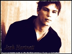 Josh Hartnett, czarny strój