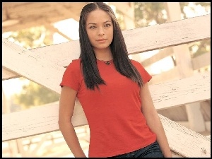 Kristin Kreuk, Czerwona Bluzka