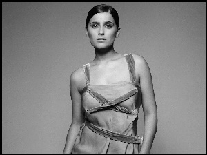 Nelly Furtado, Dekolt