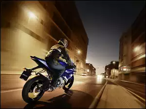Yamaha R 125, Miasto