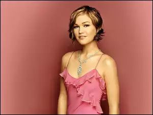 Julia Stiles, sukienka, naszyjnik, różowa