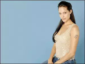 jeansy, Angelina Jolie, beżowy top