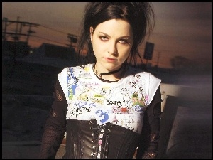 Amy Lee, czarny gorset