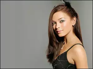 Czarna Sukienka, Kristin Kreuk, Naszyjnik